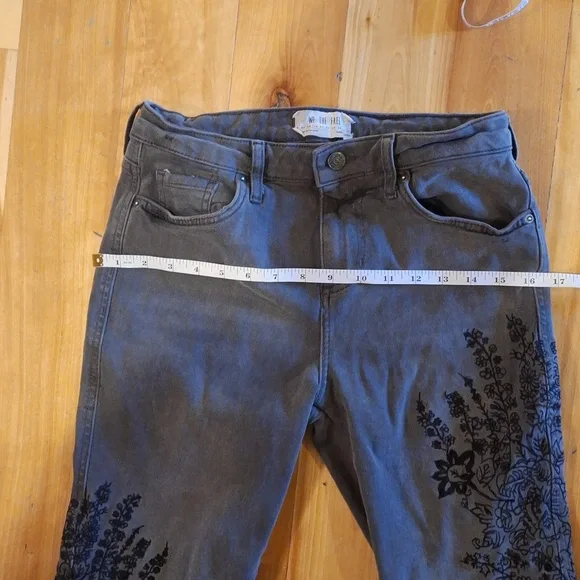 Free People cut-off Floral embroidered gray jeans Womens Size 26 Boho Stretchy - Picture 10 of 15